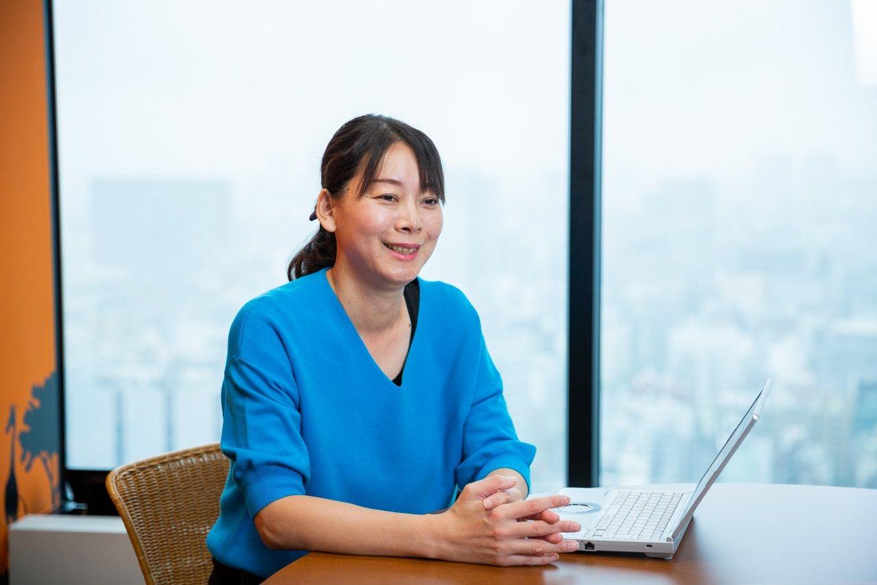 笑顔で話す様子のなかむら。