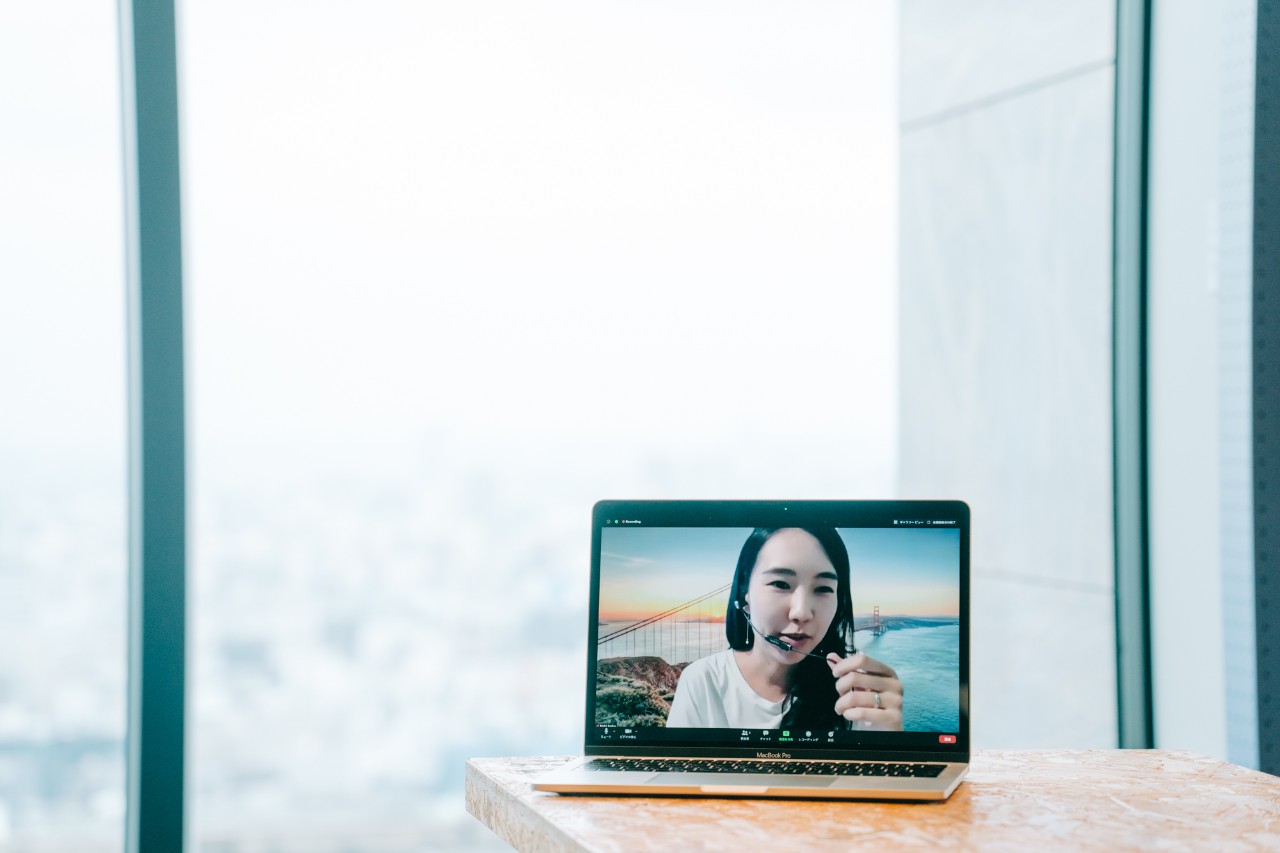 Maki Jimbo of the Cybozu Editorial Team participating remotely from home